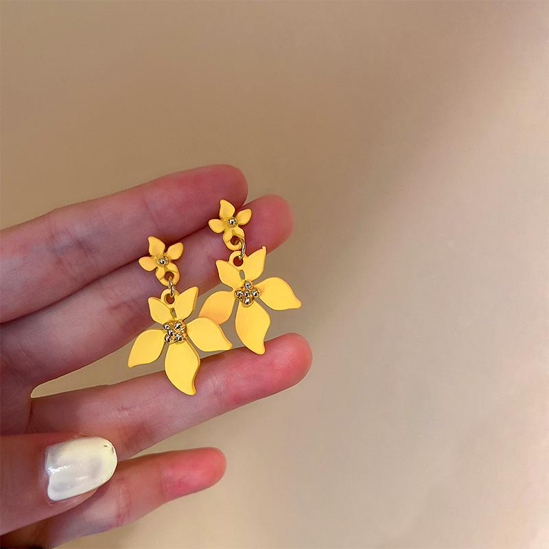 Small fresh yellow mesh flower earrings summer sweet light luxury stud earrings vacation style high-end earrings