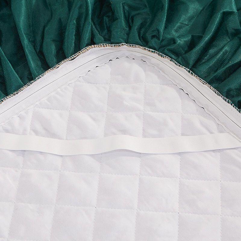 Luxuriöse Wintertagesdecke im Bettrock-Stil auf dem Bett, dicke gesteppte Tagesdecke aus Baumwolle, europäischer Stil, goldene Spitze, neuer Matratzenbezug