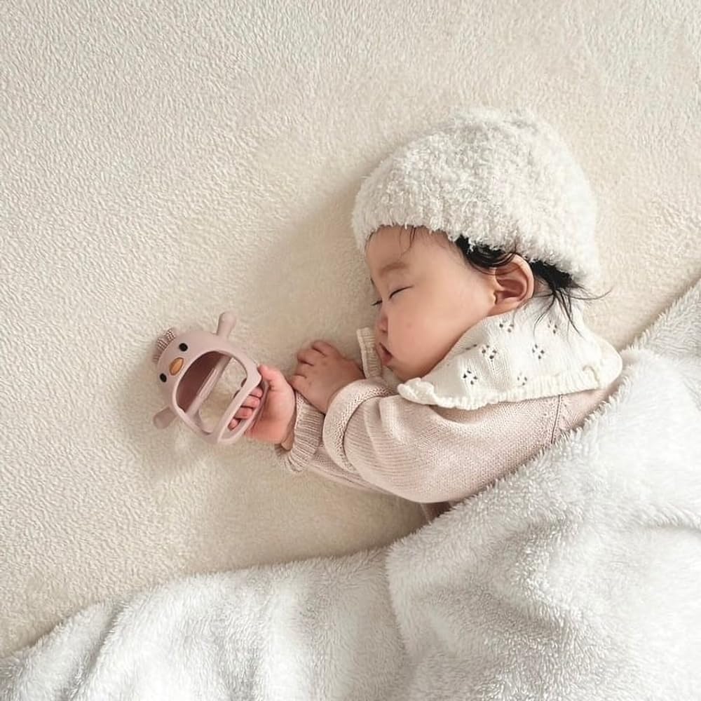 Fika (fika) Silicone Teether, designed by a childcare worker mom in Kobe. Easy to hold, meets food hygiene standards. Pink.