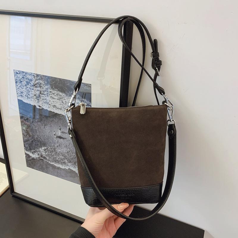 Frosted bucket bag women's niche design spring new retro fashion shoulder messenger commuter bag