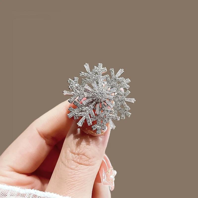 Sparkling Rhinestone Christmas Tree Brooch Faux Pearl Inlaid Fashion Holiday Pin for Scarf Bag Clothing Decor