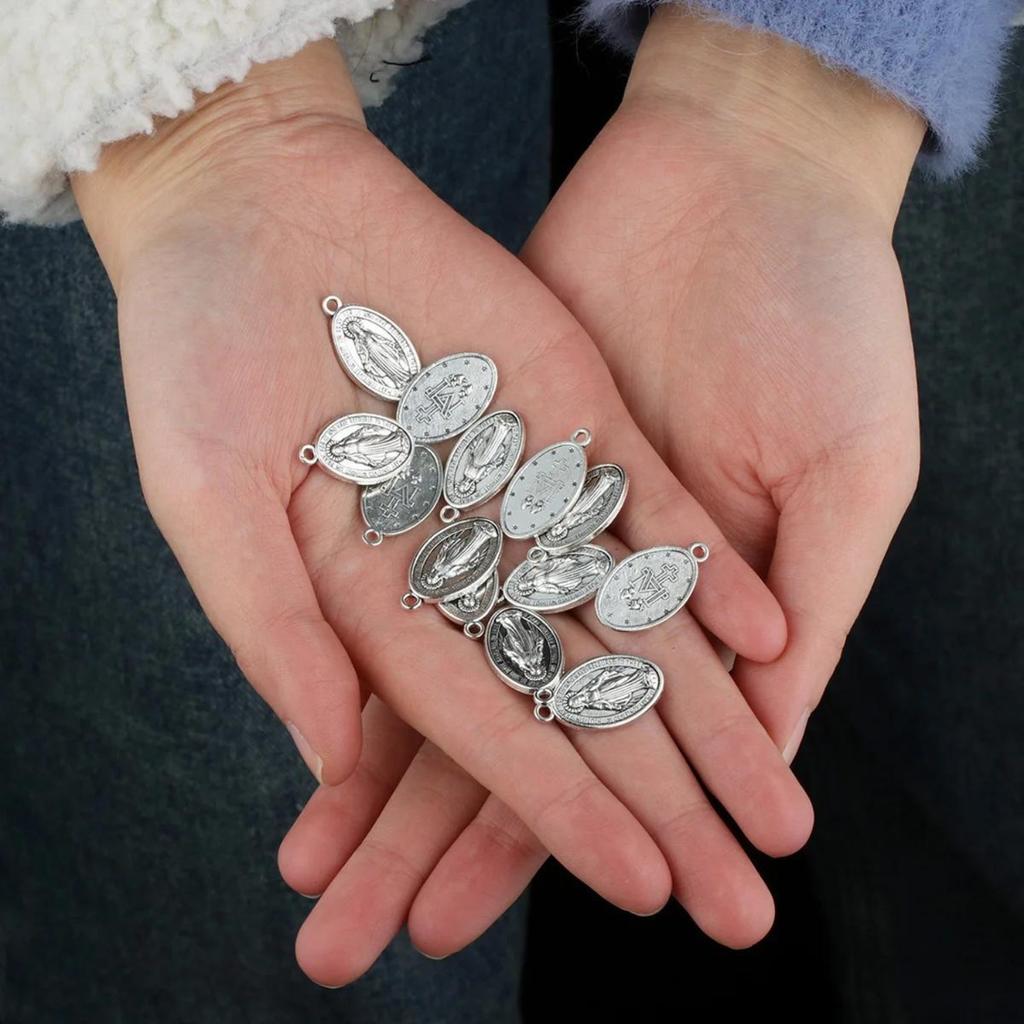 50 Stück Wunderbare Medaille Anhänger Unsere Liebe Frau Jungfrau Maria Ovale Form Charms DIY Herstellung Halsketten Katholische Schmuckaccessoires