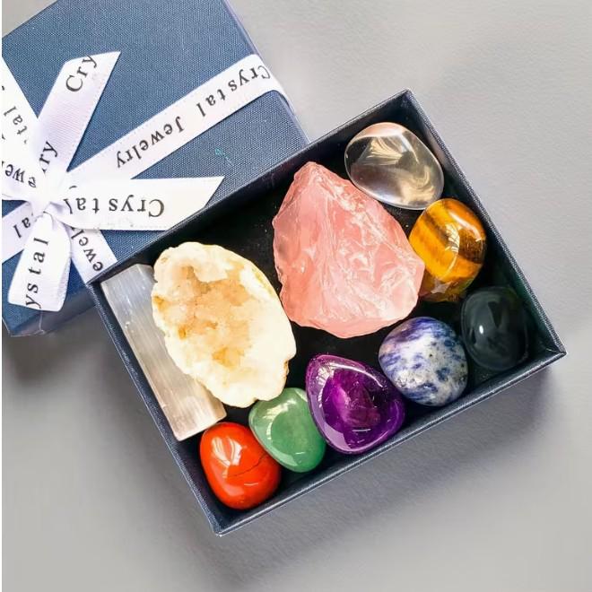 Sammlung von 43 Mineralienproben: Natürliche Kristalle, Halbedelsteine, Erzfossilien und Energiesteine.