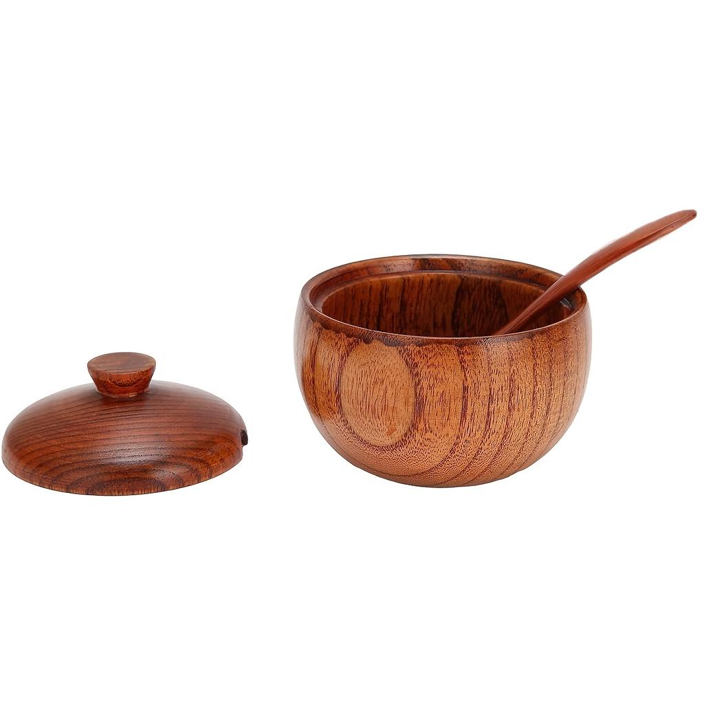 Eine native hölzerne Gewürzbox mit einem Löffel und Deckel, geeignet zum Kochen und Backen zu Hause. Es ist einfach zu bedienen und ein Muss in der Küche