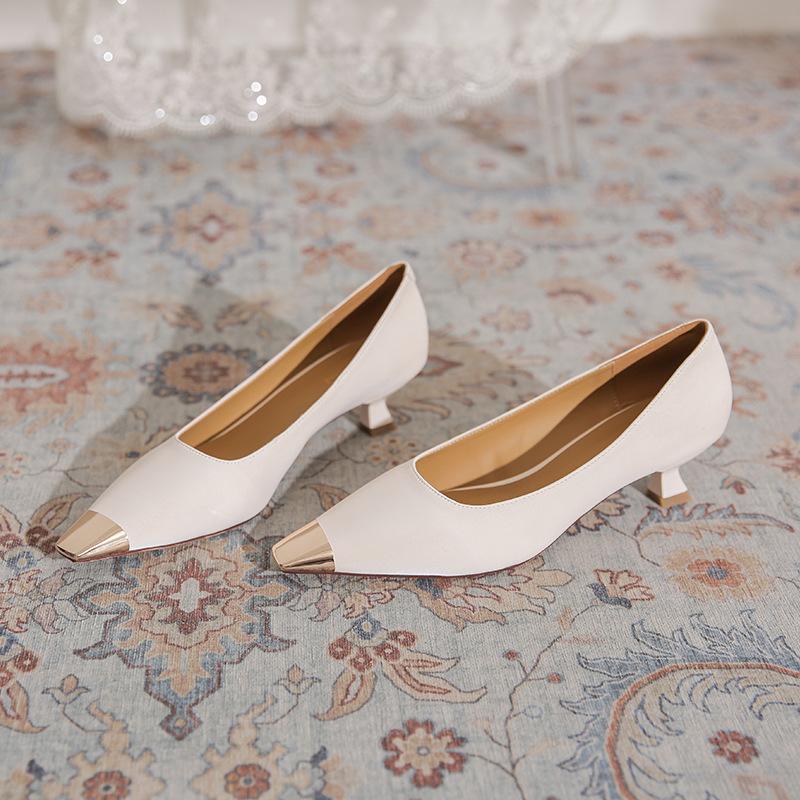Samtrot Geburtsjahr High Heels 2025 Frühling neue Mode niedriger Absatz Metallkopf Xiuhe Hochzeitsschuhe einzelne Schuhe Frauen