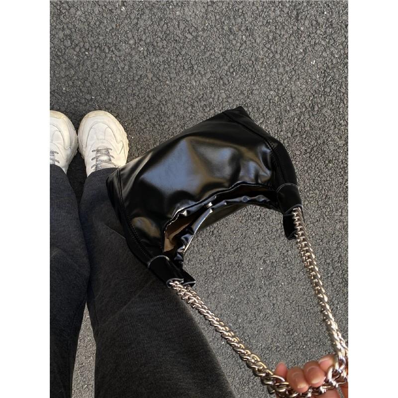 The Korean version of the blogger has the same sweet and cool soft leather chain tote bag 2025 new commuter large-capacity shoulder underarm bag.