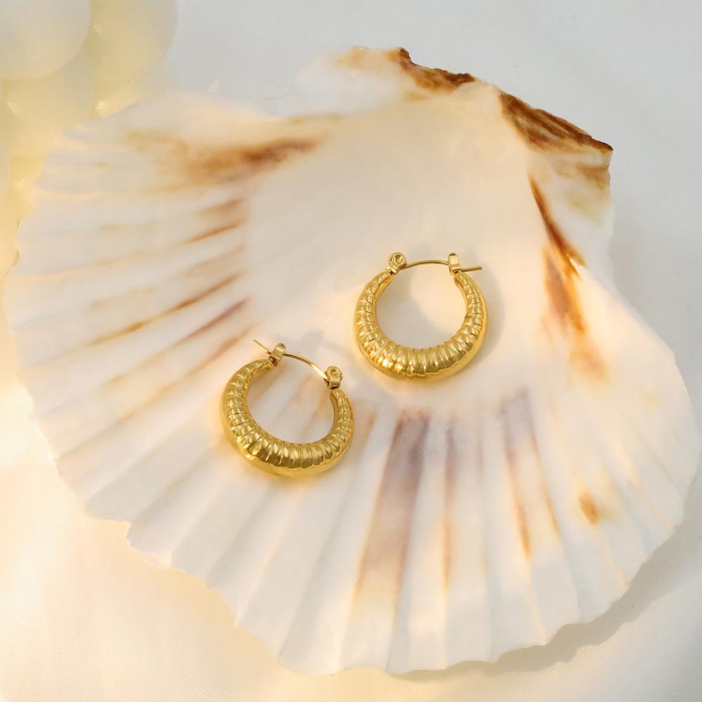 Fashion Light Luxury Threaded Crescent Hollow Earrings Women'S 18K Titanium Steel Ear Buckle Earrings, Advanced Sense Does Not Fade