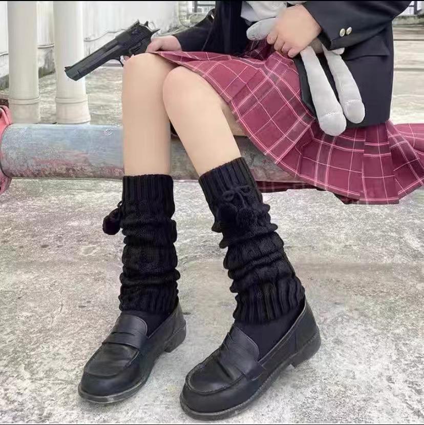 

Серые вязаные носки с разрезом - толстые ребристые полосы, длина до икры, уютный осенне-зимний стиль, свободный крой, модные ворсистые носки Fur ball socks чёрный