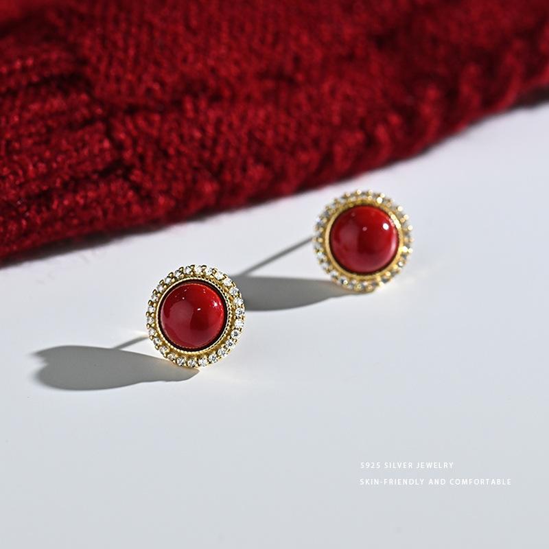 Runde Ohrringe mit rotem Diamanten