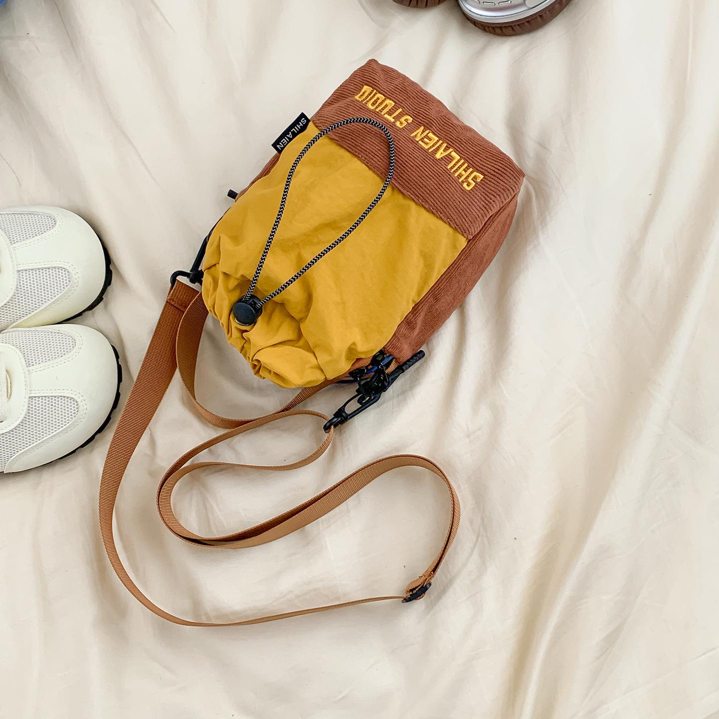 

Универсальная спортивная сумка кроссбоди: Унисекс, Сумка через плечо на шнурке, Совместимая с телефоном коричневый