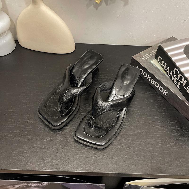 Thick-heeled flip-flops in the spring and summer of 2025, white and cool slippers, large-size sandals, women's tide pinch feet trend