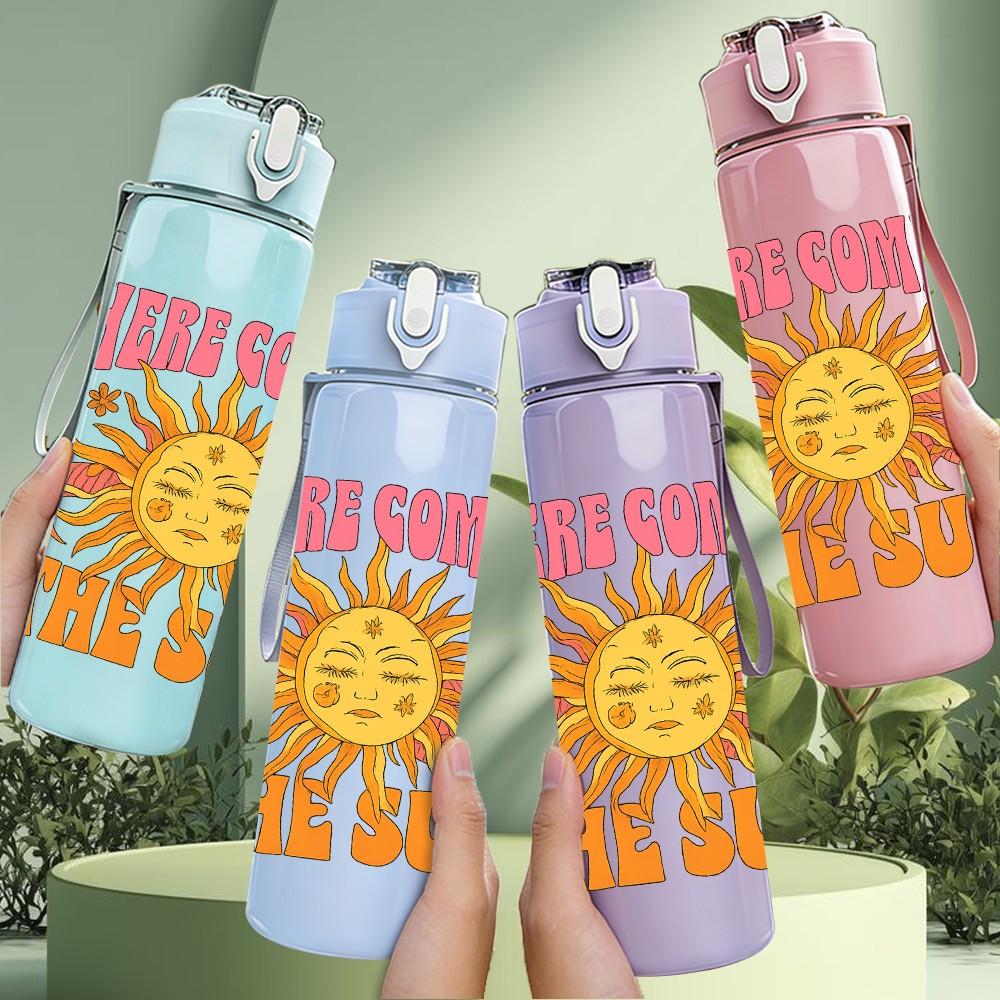 1PC Here Comes The Sun Letter Print 750ml Color Plastic Sports Water Bottle Leakproof Flip Straw Lid Suitable for Sports Office Home Use