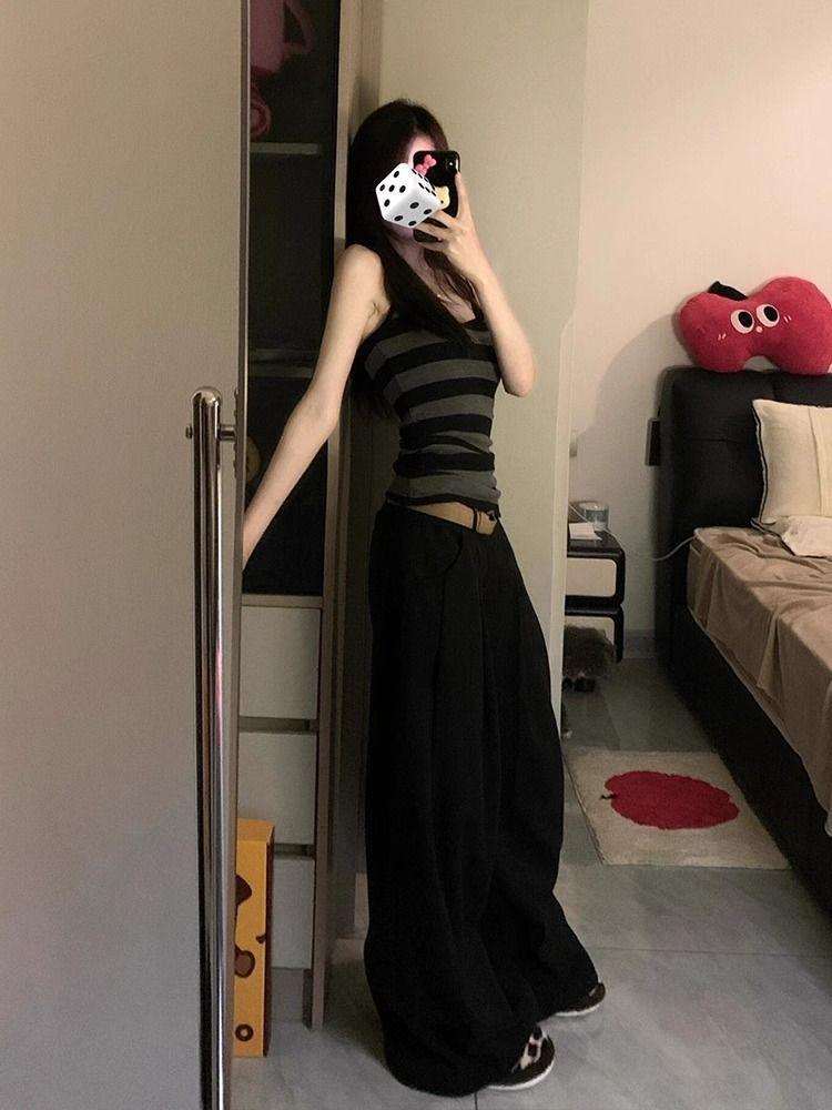 Damski letni T-shirt z dekoltem w serek, koronkowym wykończeniem, dopasowany, z falbaną na dole