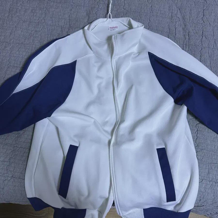 

Qwer продает майку, которую я купил в магазине Hyundai в 2024 году