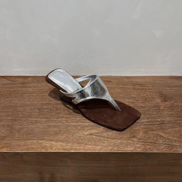 

Niche slope heel flip-flops for women s summer wear 2025 new beach shoes French temperament pinch foot cool slippers for women 40 серебряный