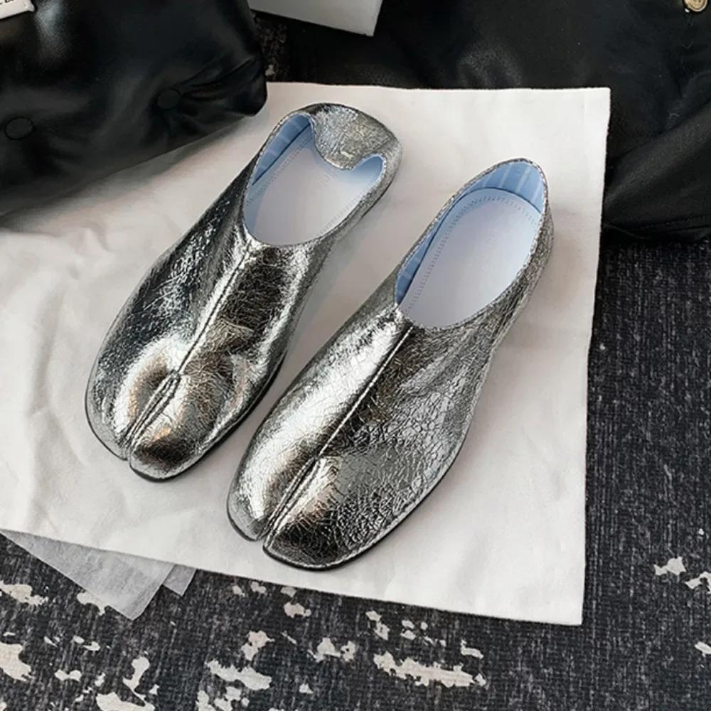 Fashion Flat Shoes Silver Tabi Ninja Shoes Women Split Toe Flats Trotters Mocasines Mujer Solid PU Leather Loafers Femmes Slip on Slides