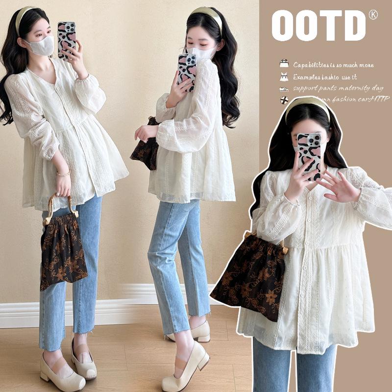 2026 Spring Maternity V-Neck Embroidered Doll Shirt, Age-Defying, Korean Style, Loose Fit, Belly-Covering Top. XL