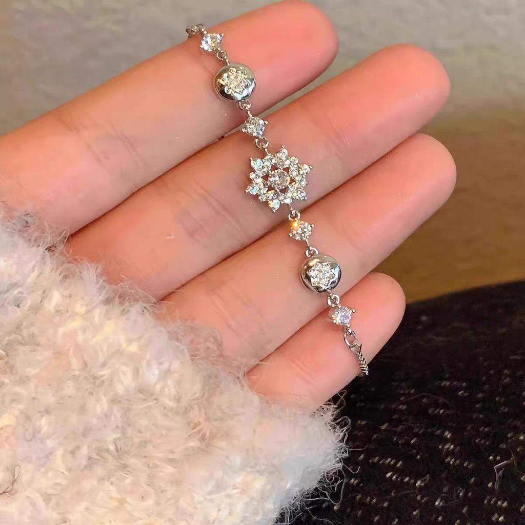 Cool Pull Temperament Winter Snowflake Exquisite Light Luxury Niche Design Zircon High-End Jewelry Adjustment Fashion Bracelet