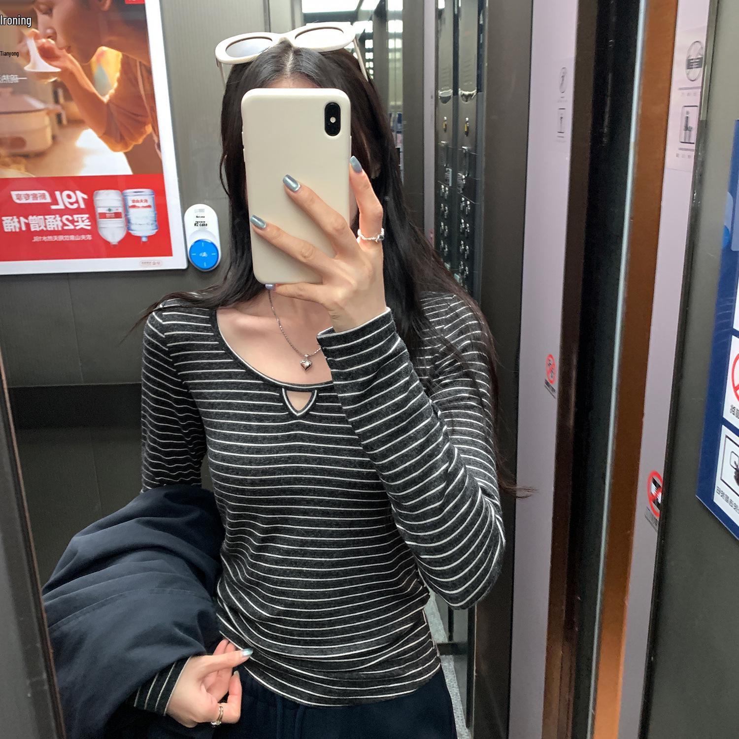 Women s Retro Striped Long Sleeve T-Shirt: Hollow Out Round Neck, Slimming Loose Fit, Autumn/Winter Style. Medium