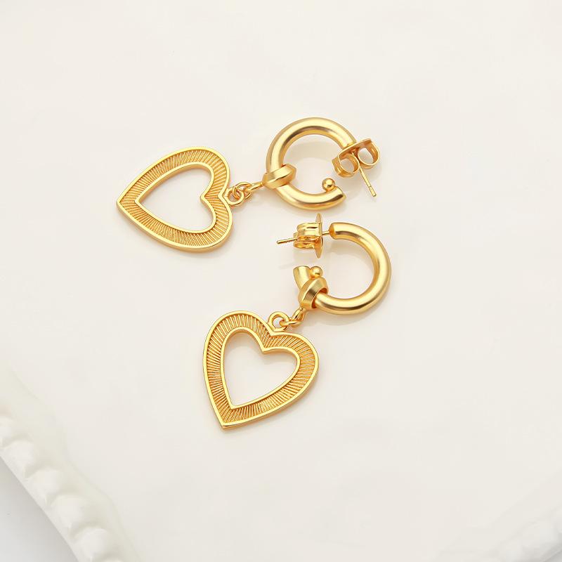 Hollow love pendant C-shaped stud earrings, brass gold-plated heart earrings, light luxury and high-end Valentine's Day gift.