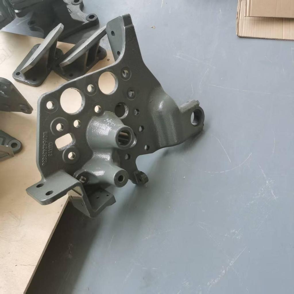 Howo 380 Front Tipper 336 Pivot Shaft Cast Steel Bracket Seat Accessories