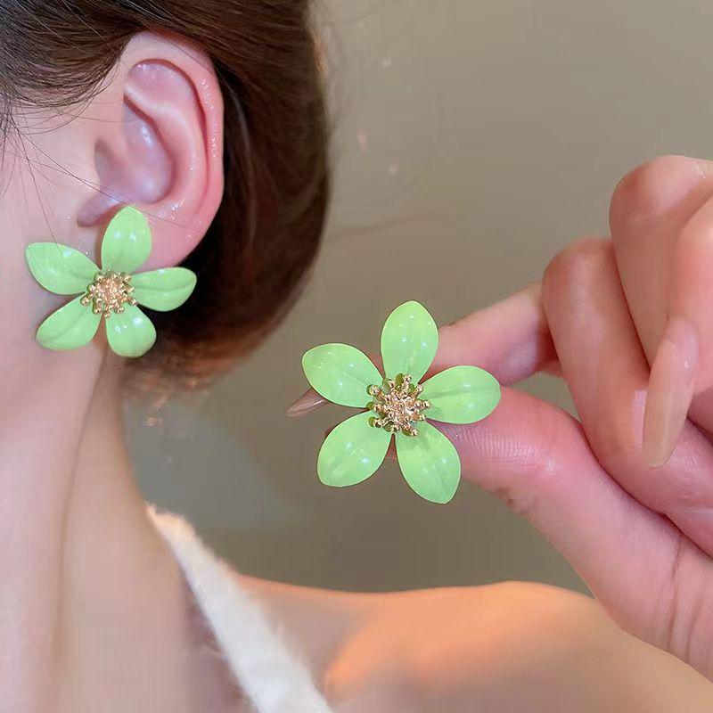 Resort-Style Beaded Stud Earrings: Handmade, Versatile, and Perfect for Spring and Summer with an Exquisite, Elegant Touch.