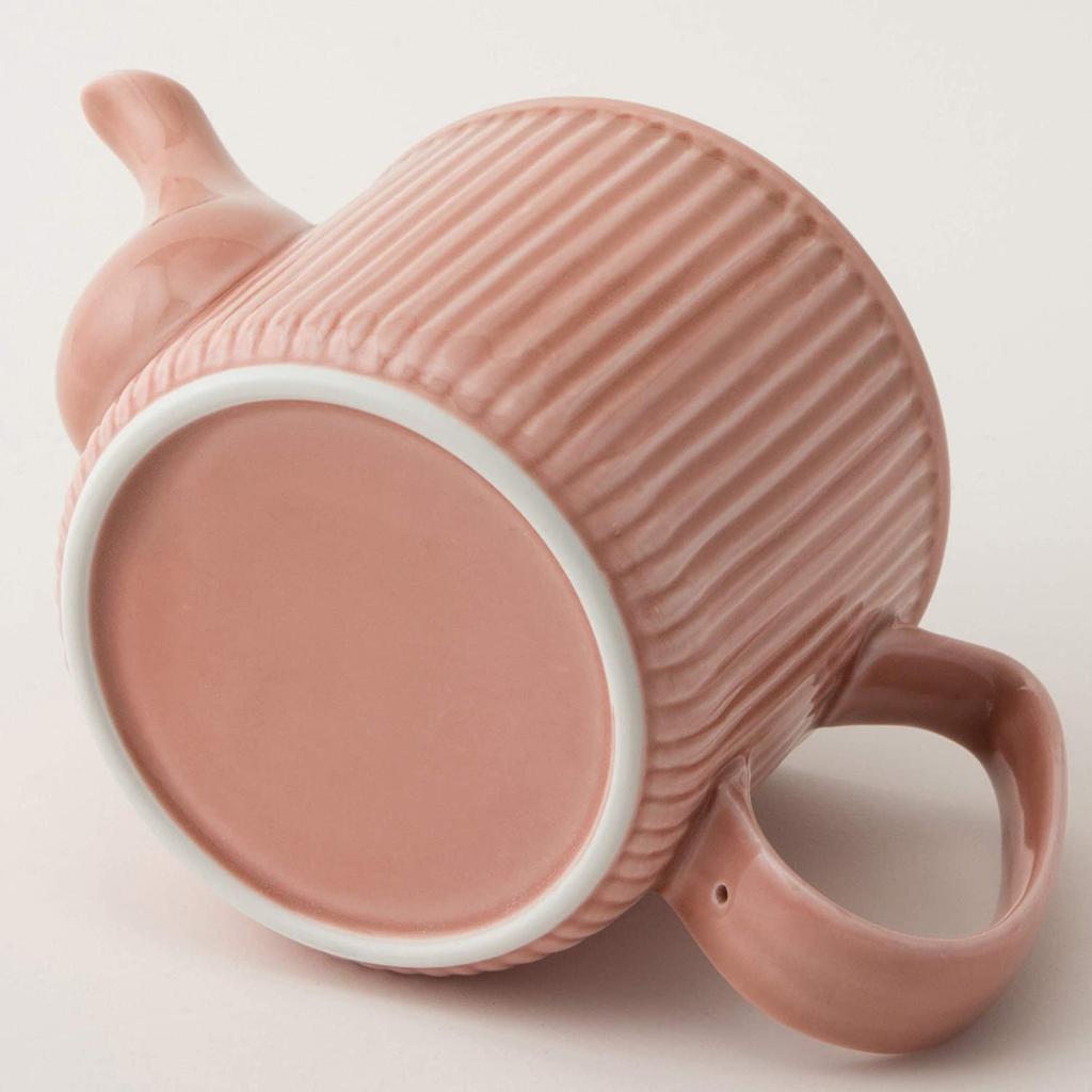This lightweight teapot features a hand-painted floral lid, a 10cm diameter, and a 470ml capacity in a lovely pink. It includes a super-fine