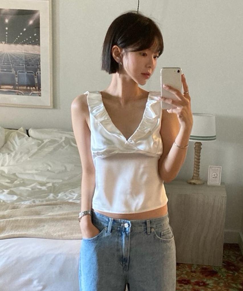 Sseomweeobeoteo Elia Satin Blouse - Ivory