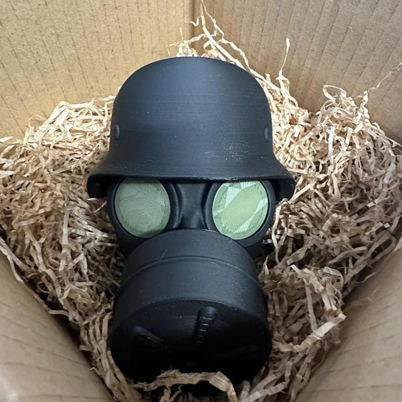 

Крышка сцепного устройства с 3D-печатным стальным шлемом и противогазом. Крышка шара сцепного устройства. Предотвращает ржавление приемной трубы. белый