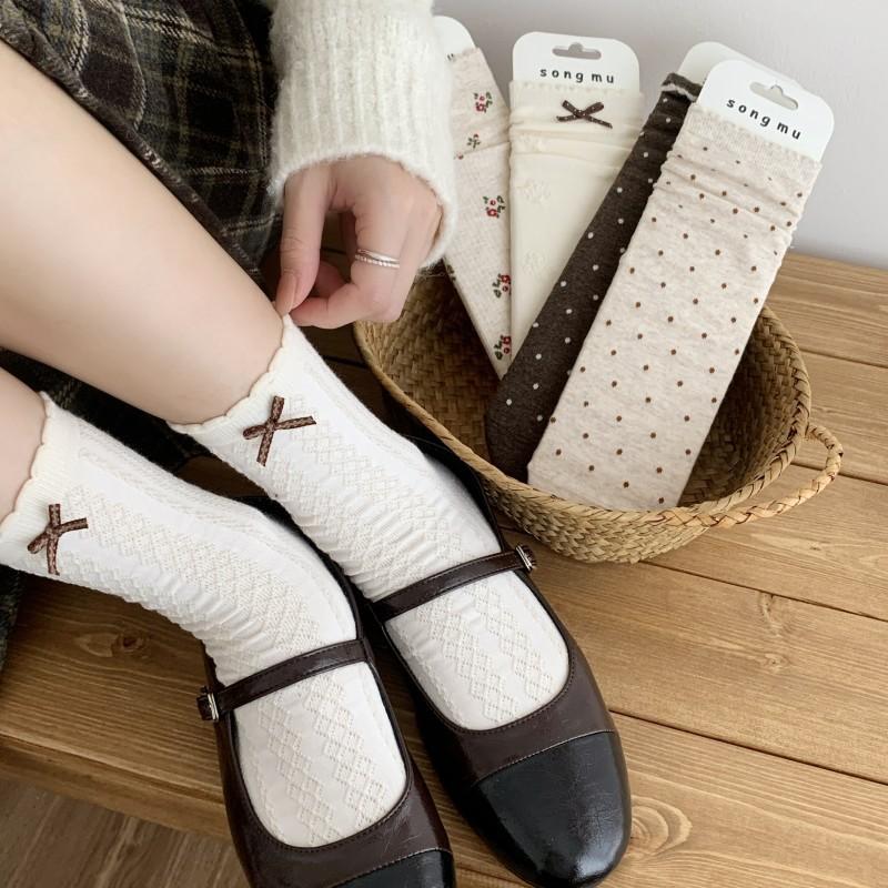 Women's Autumn and Winter Oat Color Small Retro Floral Bow Mid-calf Pile-up Socks