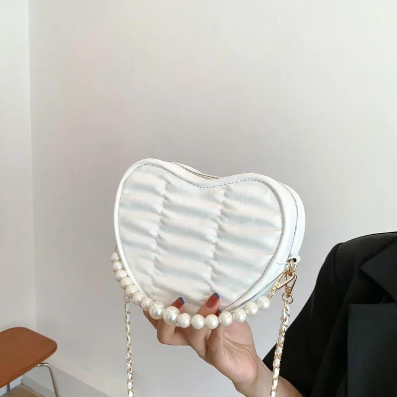Heart-shaped solid chains shoulder bags classic fashion style sense of luxury popularity crossbody bags