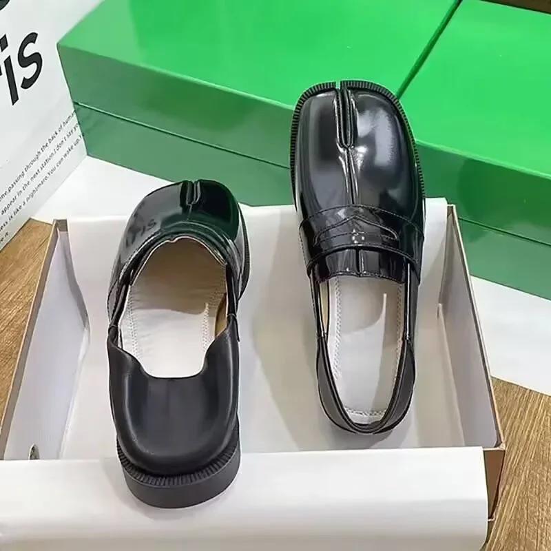 Fashion Women's Tabi Split-Toe Loafers British Style Flat Heel Painted Leather Slip-On Lazy People's Shoes Pig Foot Single Shoes