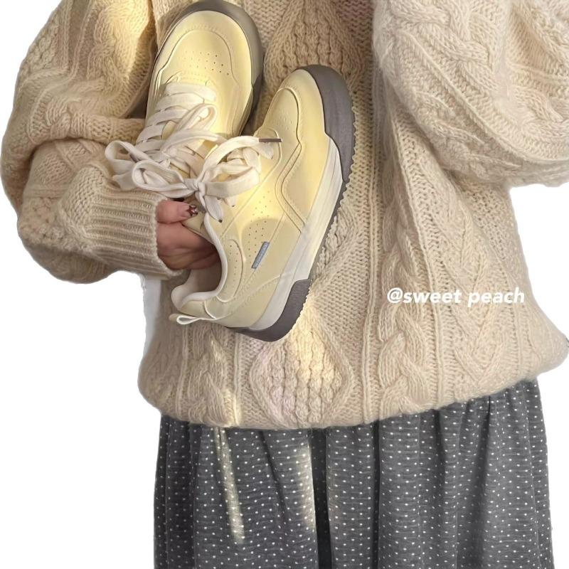 Sweet Peach Planet Platform Bread Shoes Women's New Spring Niche Sports and Leisure Board Shoes Versatile White Shoes