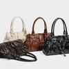 New Millennium Stil Schlosskopf Große Kapazität Tragetasche mit Retro-Nieten für Damen, Nischen-Design