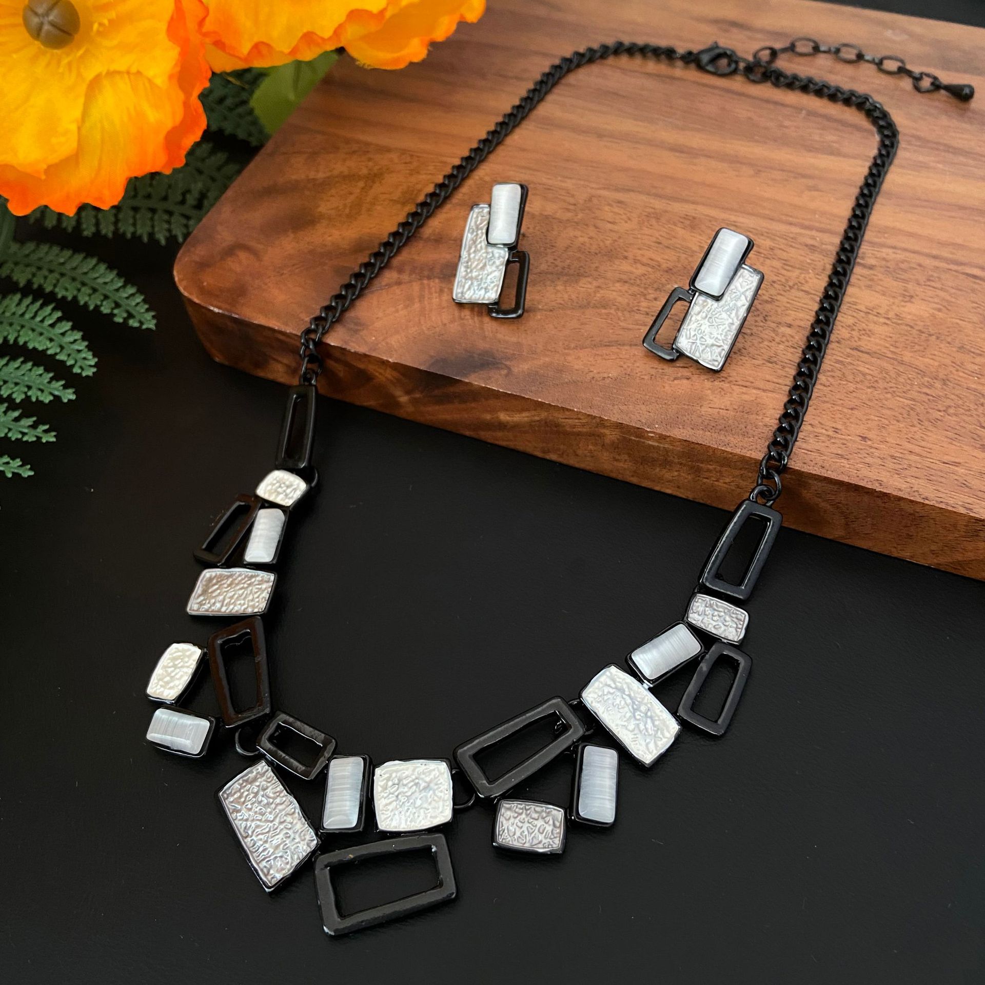 

Новый серебряный геометрический квадратный набор колье и серег, высококлассный банкетный женский ювелирный набор