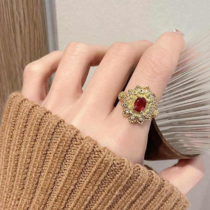 Французское Итальянское Плетение Золотая Резьба Красный Циркон Ручка Кольцо Матовое Легкая Роскошь Тяжелая Промышленность Высокое Чувство Кольцо