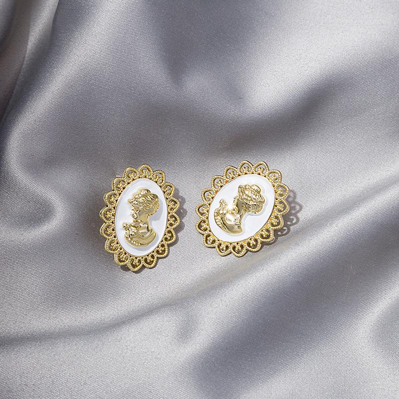 Wind Retro Relief Beauty Stud Earrings Tide Metal Lace Earrings French Celebrity Earrings