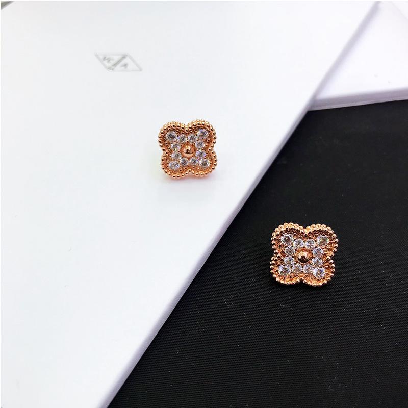 Dört Yapraklı Yonca Mini9mm Küpelerin Yüksek Versiyonu Kadın 18k Hafif Lüks Ins Moda Zarif Yüz Eşleşen Küpeler