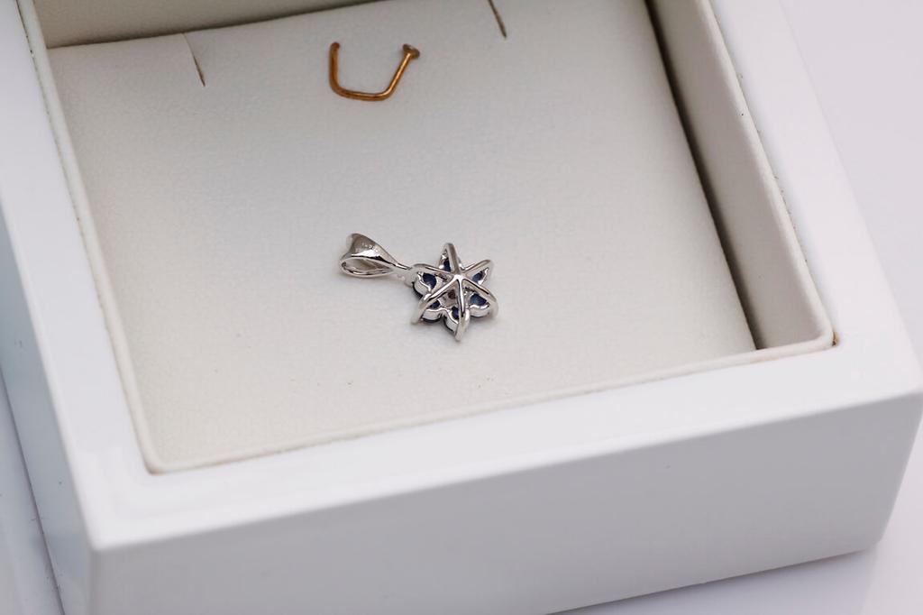 Beautiful White Gold Pendant with Diamond and Sapphires