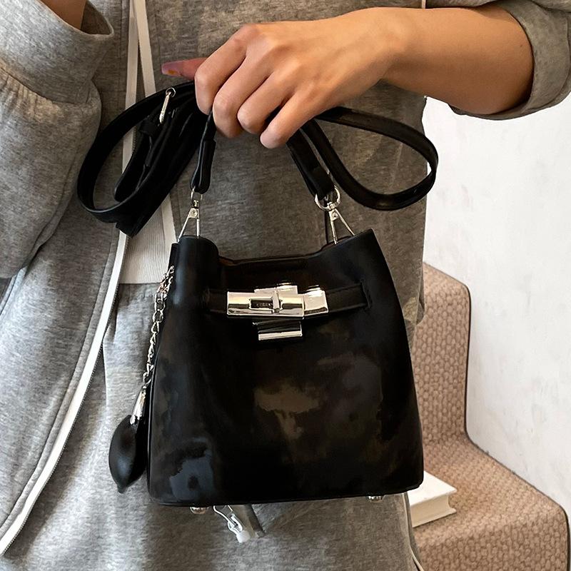 Spring and summer new Korean fashion high-end texture bucket bag niche design fashionable commuter versatile messenger women's bag