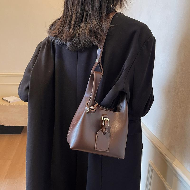 New autumn and winter retro texture small bag women's fashion simple bucket bag messenger bag