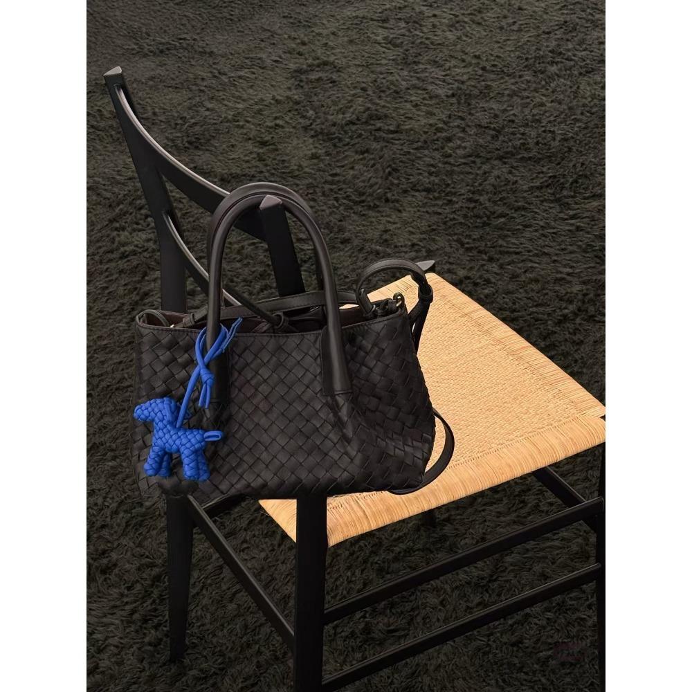 2025 Bolsa de ombro feminina tecida em couro bovino de luxo leve transfronteiriça, bolsa de compras para mães, bolsa carteiro premium para o dia a dia feminina