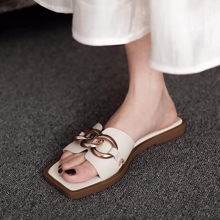 Ein-Wort coole Hausschuhe Damen Sommer neu eckiger Kopf flacher Boden Feenwind tragen schwangere Frauen halbe Tablettsandalen breite fette Füße