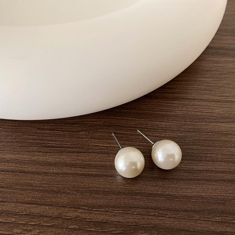 Minimalist Cold Wind Pearl Stud Earrings Female French Retro Hepburn Style Simple Versatile Temperament Earrings Internet Celebrity Earrings