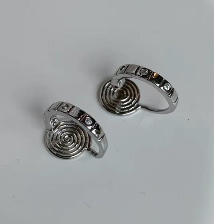 

Жіночі ювелірні вироби без пірсингу. Квадратні сережки з цирконом