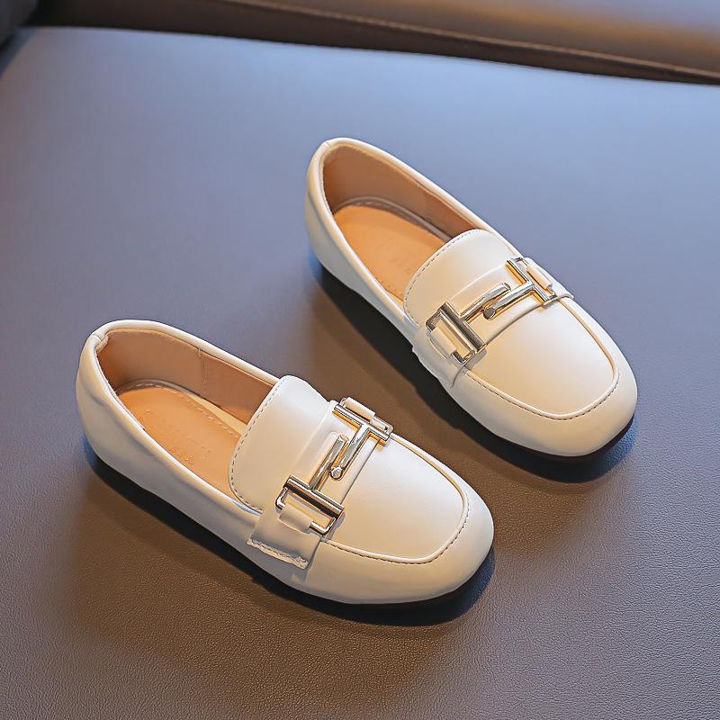 Neue Kinder-Einzelschuhe mit weicher Sohle