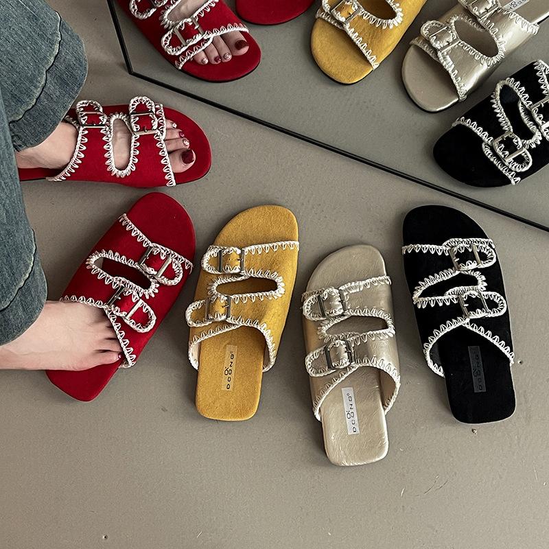 Fashion versatile simple casual comfortable sandals women 2025 new summer wear non-slip one-word beach shoes