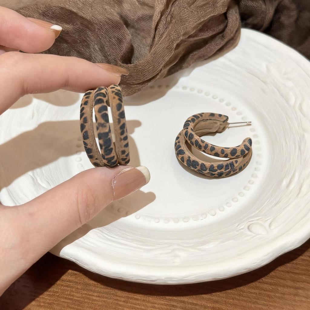 Leopard Print Plush Ear Cuffs: Vintage European-American Style Stud Earrings for Autumn/Winter