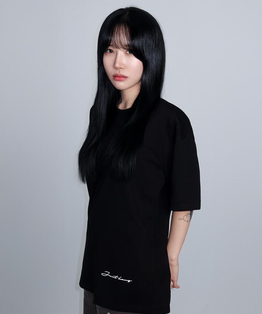 JUSTHANG Felbus Point Logo Black Oversized Short Sleeve T-Shirt
