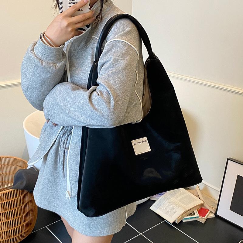 

Сумка подмышку большая женская новая модная сумка-тоут повседневная большой вместимости на плечо чёрный